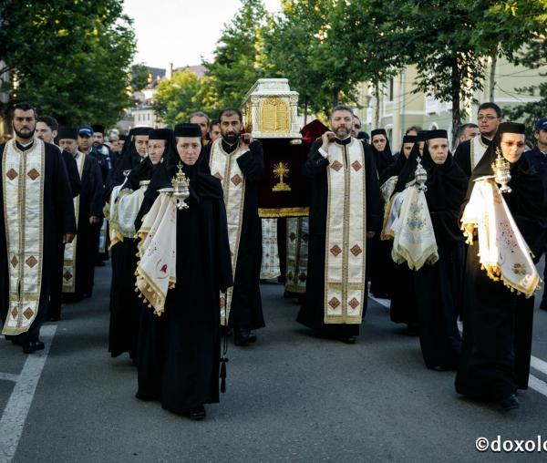 (Foto) Pe urmele unui Pelerin - în procesiune cu moaștele Moșului Gheorghe Lazăr