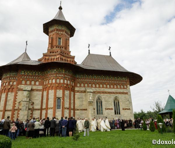 (Foto) Biserica ștefaniană Sfântul Gheorghe de la Hârlău a fost resfințită