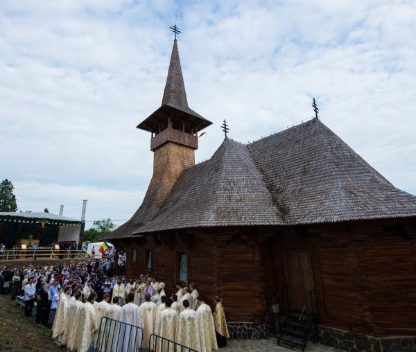 (Foto) Biserică în stil maramureșean, sfințită de doi ierarhi la Dancaș