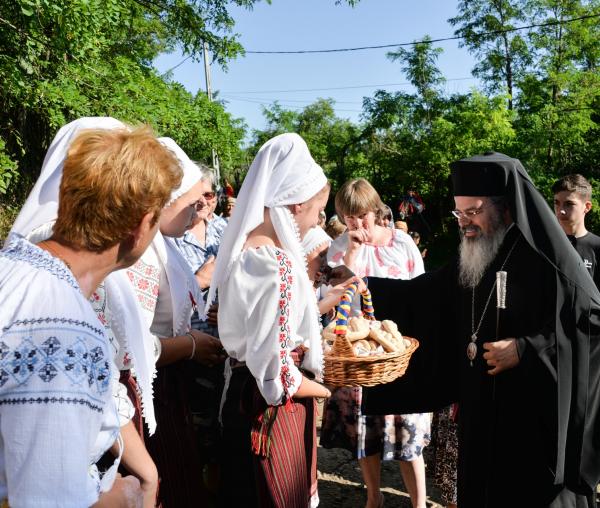 (Foto) Icoana Maicii Domnului Prodromița, sărbătorită la Tătărăni-Vaslui prin Liturghie arhierească