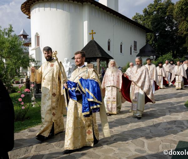 (Foto) A doua zi de hram la Mănăstirea Văratec - Liturghie arhierească în cinstea Sfântului Iosif