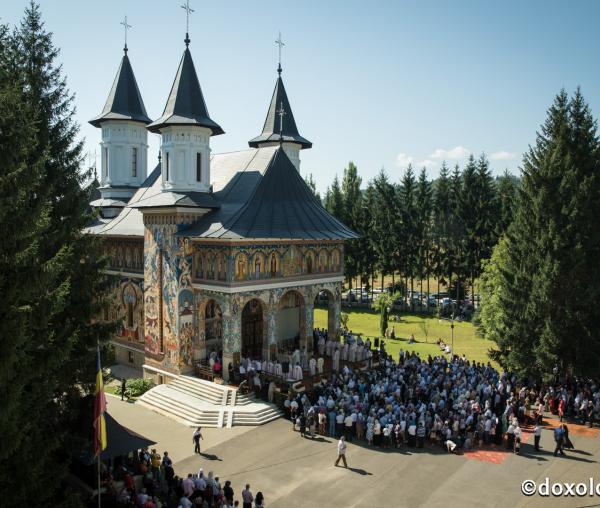 (Foto) Ziua Sfântului Ioan Iacob - slujire arhierească la Seminarul Teologic de la Neamț