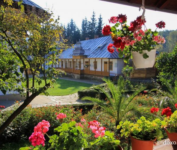 (Foto) Început de toamnă la Mănăstirea Sihăstria