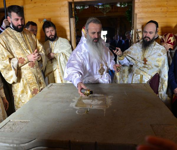 (Foto) Biserică închinată Sfântului Ierarh Mucenic Teodosie de la Brazi, sfințită astăzi la Lețcani