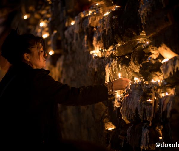 (Foto) Pelerinul – căutător de Lumină la hramul Sfintei Parascheva