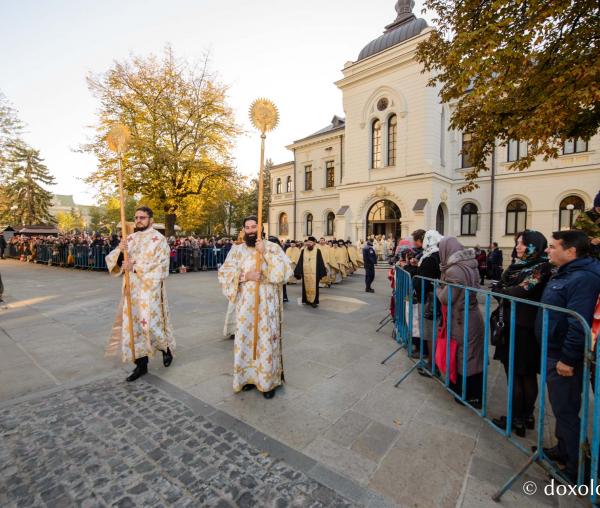 (Foto) Închinarea soborului de ierarhi slujitori la Sfânta Liturghie a hramului Sfintei Parascheva