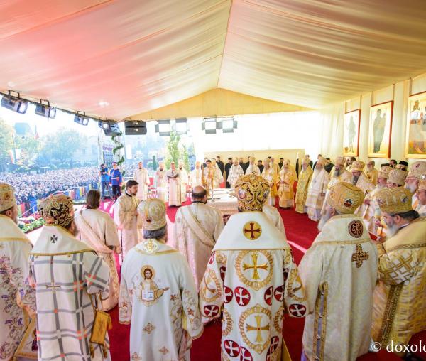 (Foto) Zi de mare sărbătoare – Sfânta Liturghie a hramului Cuvioasei Parascheva