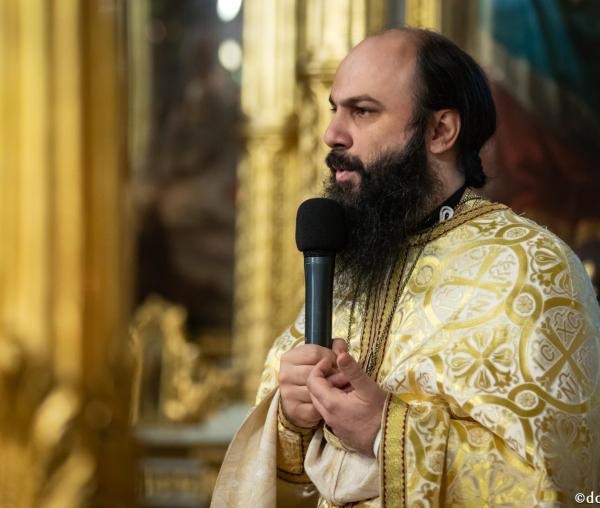 (Audio) „Dumnezeu a devenit un interlocutor tabu pentru tineret” - Arhim. Hrisostom Rădășanu