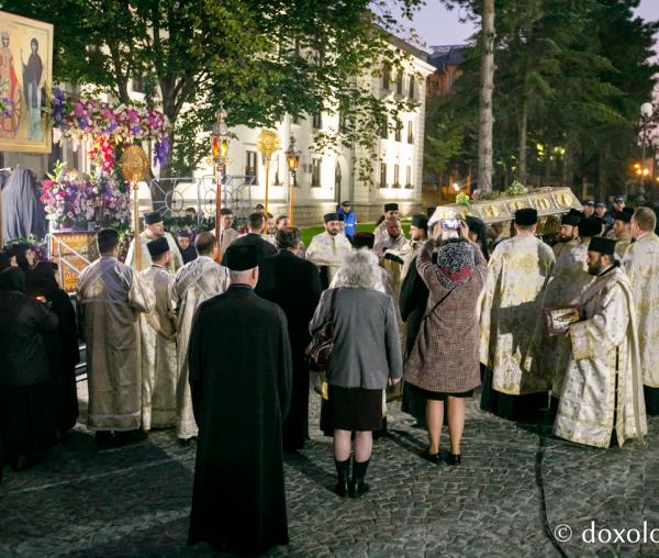 (Foto) Procesiunea scoaterii spre închinare a moaștelor Sfintei Cuvioase Parascheva, 2018