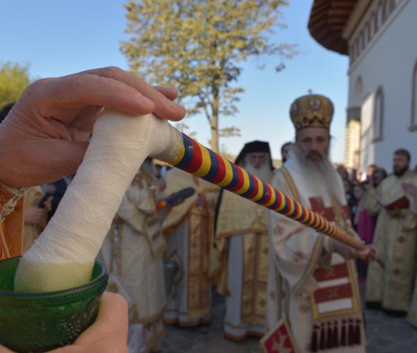 (Video) Liturghie Arhierească și sfințire de biserică în parohia Buzeni