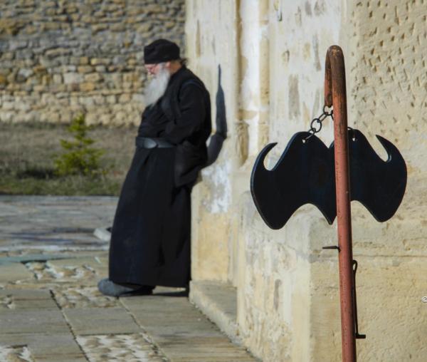 (Audio) „Dumnezeu binevoiește să locuiască în gândul cel smerit” - Arhim. Hrisostom Rădășanu