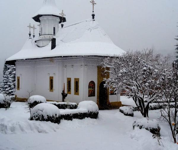 (Foto) Început de iarnă la Mănăstirea Sihăstria