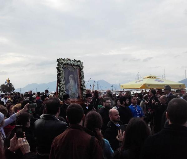 (Foto) Procesiune cu moaștele Sfântului Ierarh Nectarie în Insula Eghina – 9 noiembrie 2018