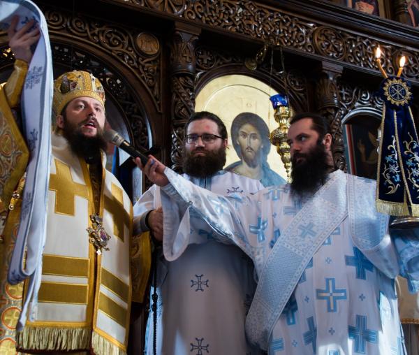 (Foto) Liturghie arhierească, hirotonie și daruri pentru copii, la Mănăstirea Sihăstria Putnei