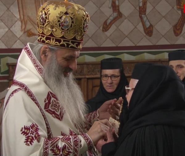 (Video) Crucea patriarhală pentru Maica Teofana Scântei, de 50 ani stareță a Mănăstirii Vorona