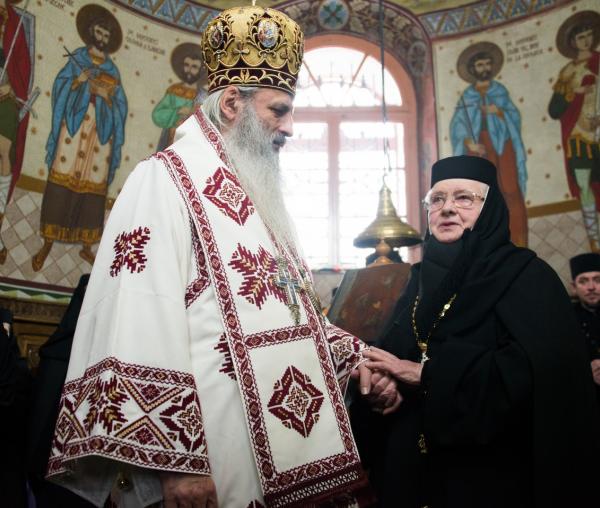 (Foto) Aniversare la Mănăstirea Vorona din Botoșani: maica stareță Teofana Scântei a primit Crucea Patriarhală