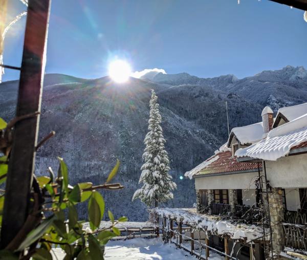 (Foto) Zile de iarnă la Schitul „Sfântul Dimitrie” – Lacu, Muntele Athos