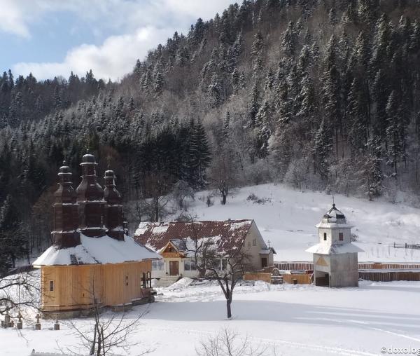 (Foto) Iarnă de poveste la Schitul Pocrov