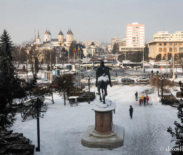 (Foto) Zăpadă peste Târgul Ieşilor