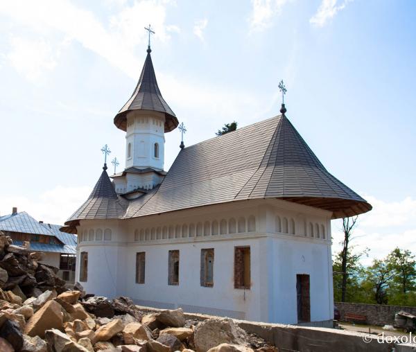 (Foto) Pelerin la Mănăstirea Bisericani din județul Neamț