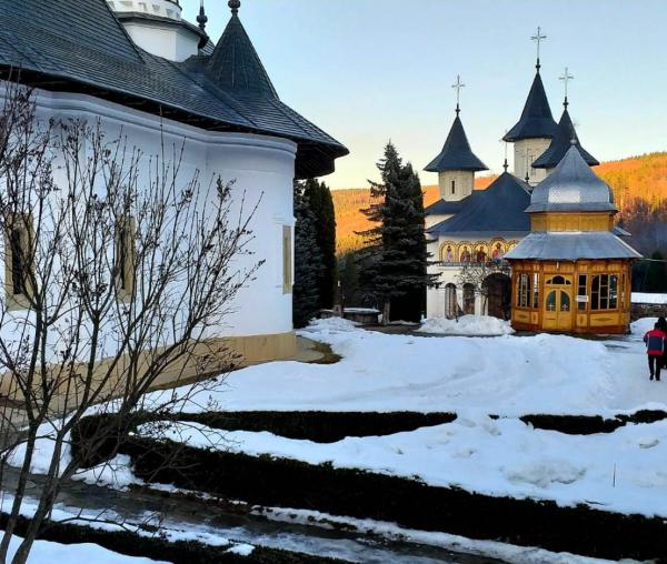 (Foto) Zile de februarie la Mănăstirea Sihăstria