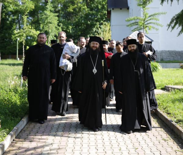 (Video) Liturghie arhierească la Mănăstirea Miclăușeni