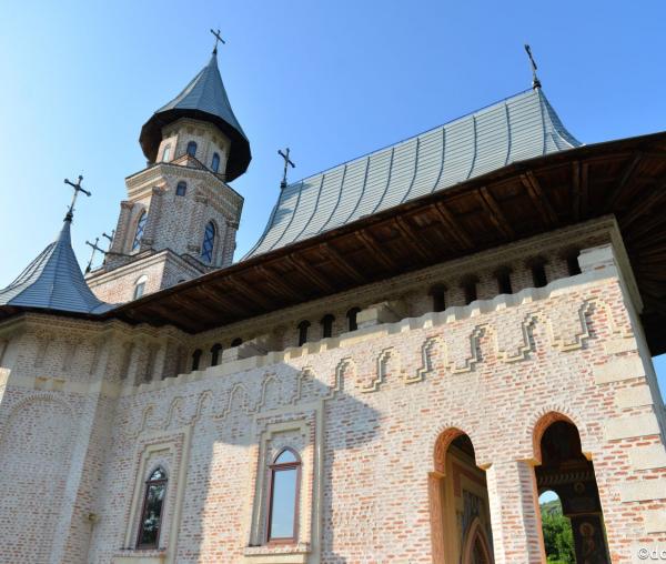 (Foto) Mănăstirea Vlădiceni a îmbrăcat veșmântul resfințirii
