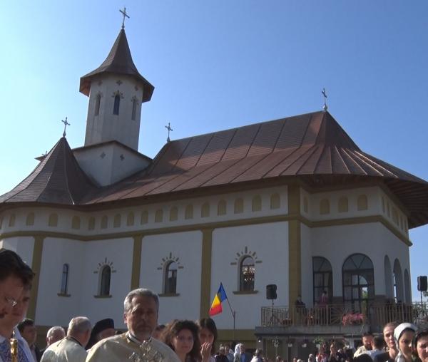 (Video) Biserica „Sfântul Arhidiacon Ștefan” din Tătărași a fost sfințită de doi arhierei
