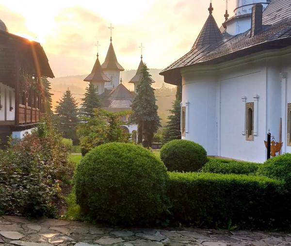 (Foto) Început de iunie la Mănăstirea Sihăstria