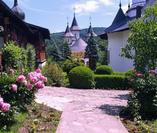 (Foto) Zile de vară la Mănăstirea Sihăstria