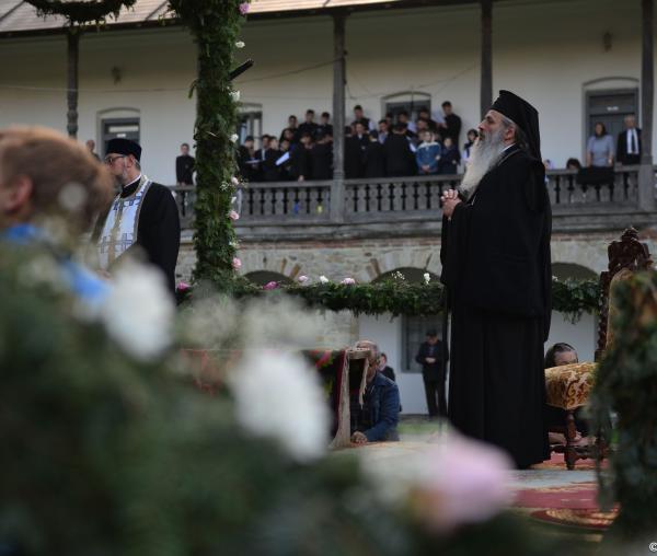 (Foto) Seară de rugăciune şi priveghere la hramul Mănăstirii Neamț – 2019