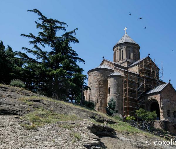 (Foto) Paşi de pelerin la Biserica Metekhi – Tbilisi, Georgia