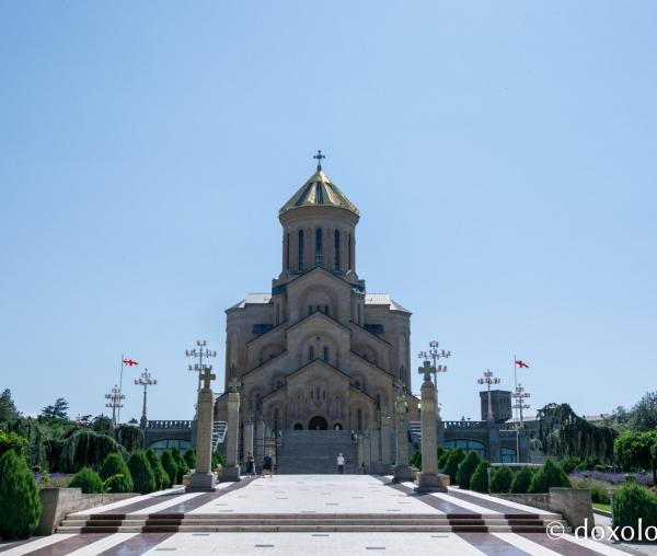 (Foto) Paşi de pelerin la Catedrala Sfânta Treime Sameba – Tbilisi, Georgia