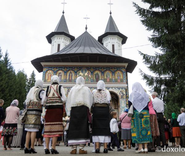 (Foto) Slujbă de priveghere în cinstea Sfântului Cuvios Ioan Iacob de la Neamț