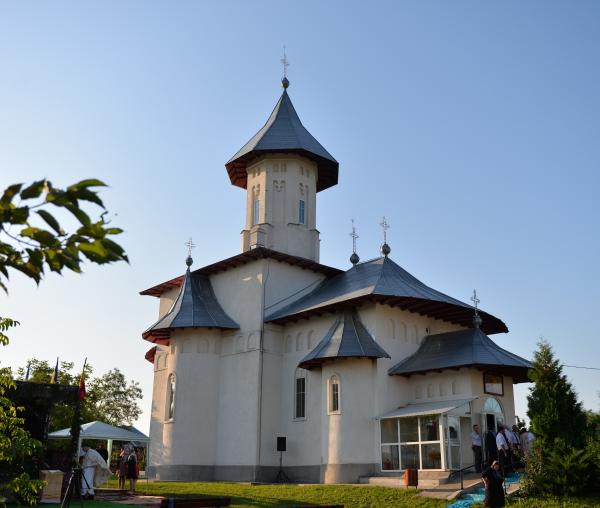 (Video) Biserica din Rediu – Ruginoasa a fost sfințită