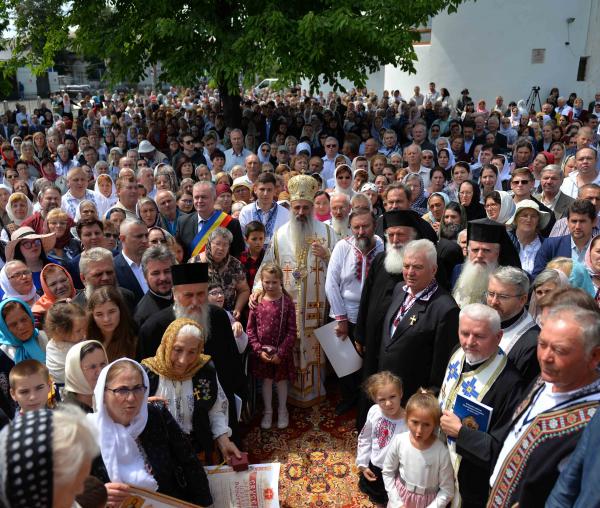 (Video) Biserica „Sfântul Ierarh Nicolae” din municipiul Botoșani a primit veșmântul resfințirii