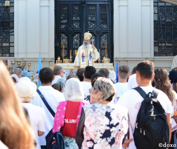 (Foto) Întâlnirea Tinerilor Ortodocși din Moldova – ziua a III-a: Sfânta Liturghie la Catedrala Mitropolitană din Iași