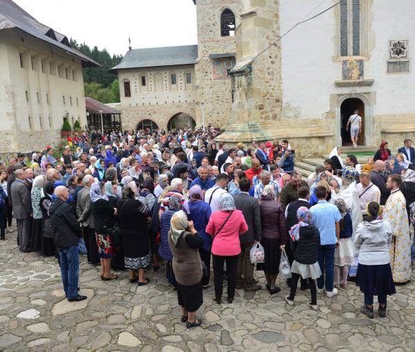 (Video) Adormirea Maicii Domnului – hramul Mănăstirii Bistrița (Neamț)