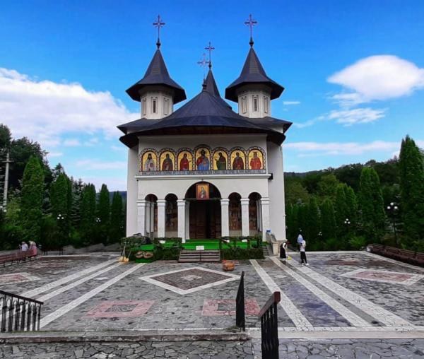 (Foto)  Mănăstirea Sihăstria - pregătiri pentru hramul Sfintei Teodora de la Sihla