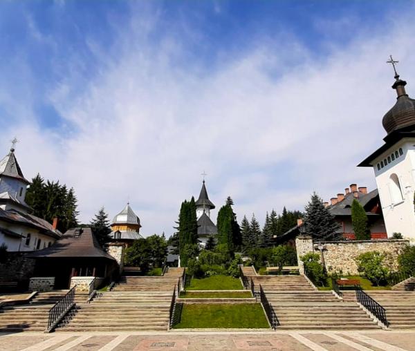 (Foto) Dimineață de august la Mănăstirea Sihăstria