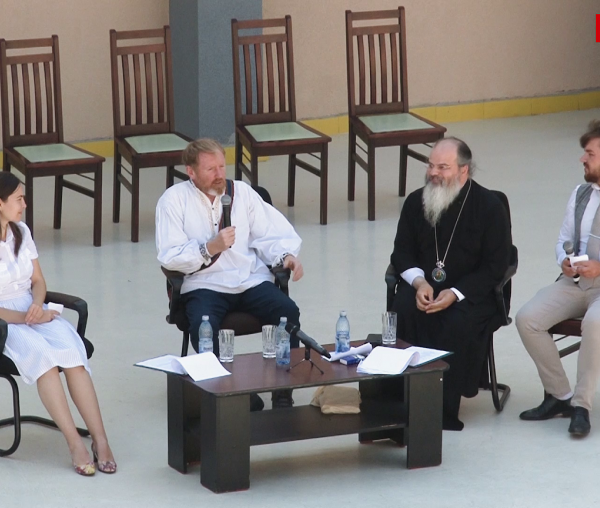 (Video) Tradiție și modernitate, istorie și prezent pentru tânărul contemporan. Satul Românesc – Peter Hurley