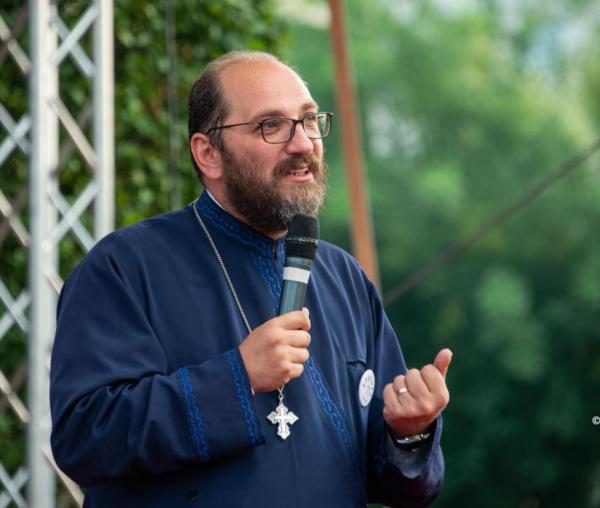 (Audio) Părintele Constantin Necula – gânduri pentru elevi, părinți și profesori, la început de an școlar