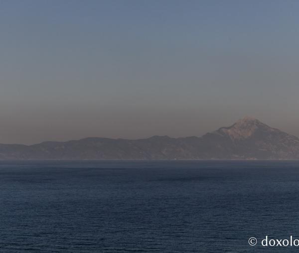 (Foto) Athosul văzut din peninsula Sithonia – Grecia