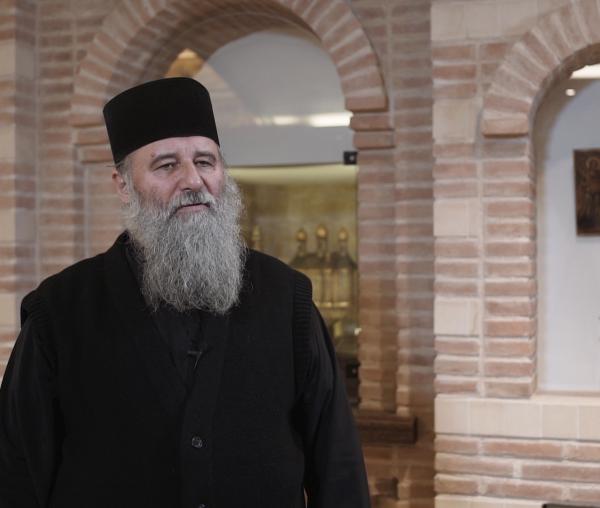(Video) Arhimandritul Dosoftei Șcheul – Atitudinea creștinului în interiorul bisericii