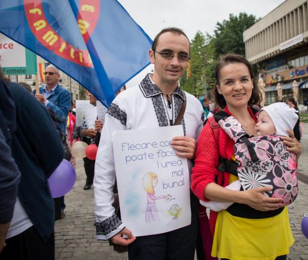 (Video) Părintele Constantin Necula: „Familia este un cuib al educaţiei, în iubire, a copiilor”