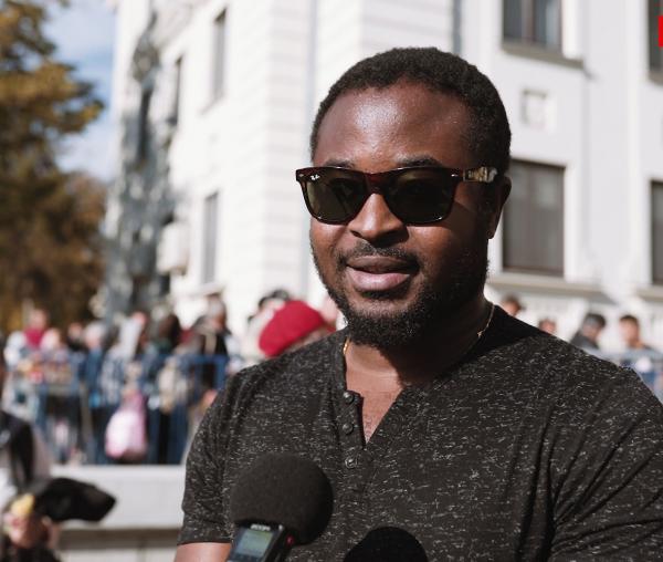 (Video) Pelerin din Africa: „E o onoare să fiu aici, să iau binecuvântare de la Sfânta Parascheva”