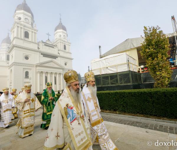(Foto) Ierarhi slujitori la Sfânta Liturghie a Hramului Sfintei Cuvioase Parascheva