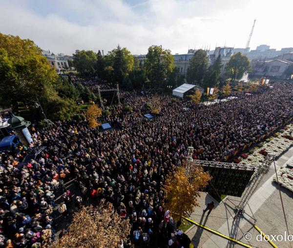 (Foto) Iașul, în veșmânt de sărbătoare – Sfânta Liturghie a Hramului Cuvioasei Parascheva