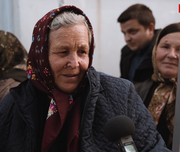 (Video) După ce i-au murit doi copii, cu rugăciunile Sfintei Parascheva a primit patru fete care-i sunt și astăzi aproape