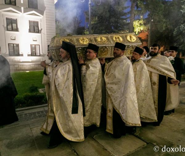 (Foto) Procesiunea scoaterii spre închinare a moaștelor Sfintei Cuvioase Parascheva – 2019